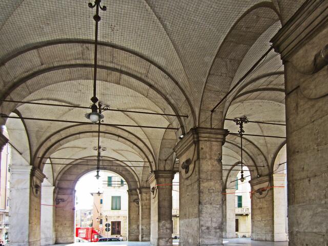 Piazza XX Settembre:
Logge di Banchi (17. Jht).