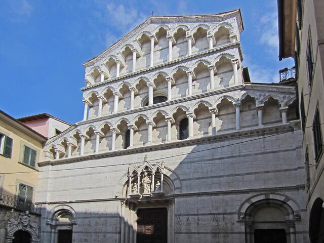 Pisa - Toscana - Italien. 
San Michele in Borgo (1016). 
Große dreischiffige Kirche.  
Fassade aus dem 13. und 14. Jh
