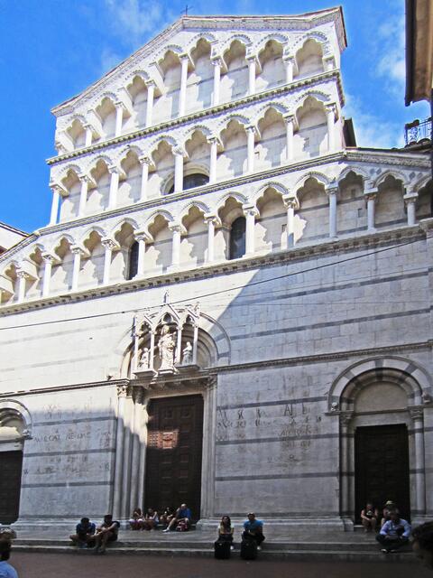 Pisa - Toscana - Italien. 
San Michele in Borgo (1016). 
Große dreischiffige Kirche.  
Fassade aus dem 13. und 14. Jh