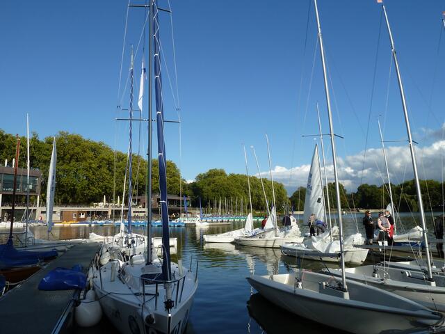 Hier wird gerade ein Boot für die Fahrt fertig gemacht.