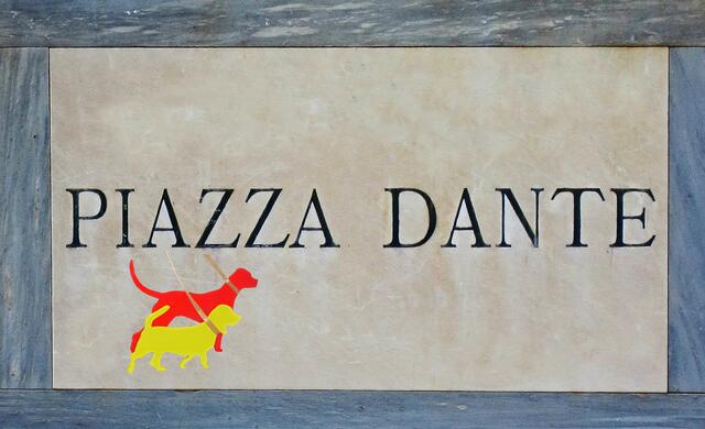Pisa - Toscana - Italien. 
Piazza Dante 
ist ein beliebter Treffpunkt 
für Studenten der Stadt Pisa.