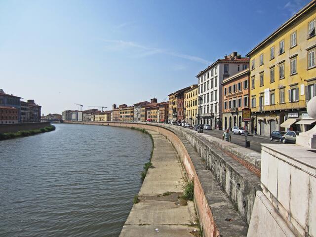 Pisa am Ufer des Arno.