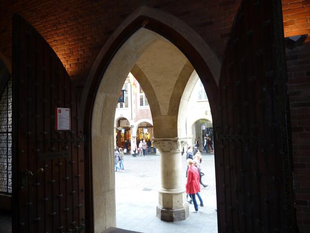 Der Rathaus Ausgang mit den großen Flügeltüren.