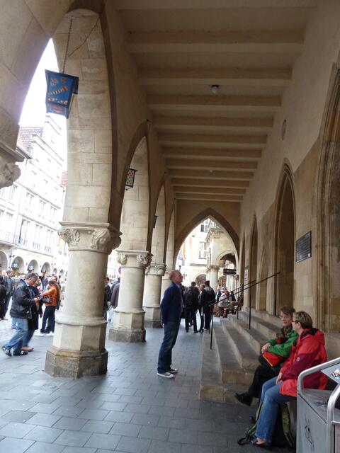 Ein langer Säulengang vor dem Rathaus.