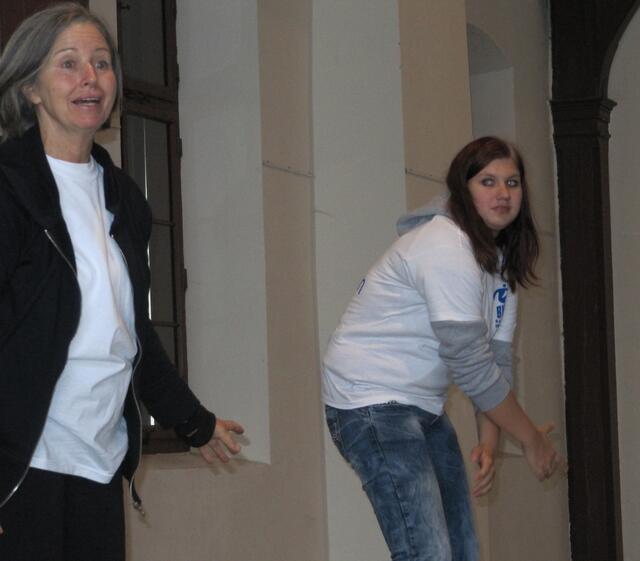 Obwohl sie noch nie zuvor Qi Gong gemacht hatte, hatte Mandy Frauenberger (rechts) keine Probleme der Qi Gong Therapeutin Dorothea Reiss auf der Bühne zu helfen und machte die Übungen mit vor.