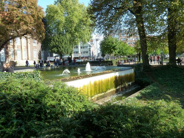 Schön wie das Wasser da herunter fließt.