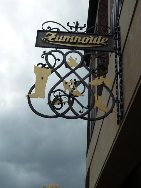 Gut zu erkennen,hier ist ein Schuhgeschäft.