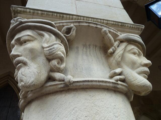 Diese beiden Köpfe zieren eine Säule vom Rathaus.