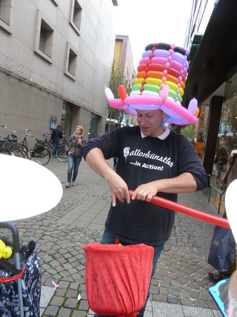 Wer so schöne lange Schlangen macht,der hat viele Abnehmer.