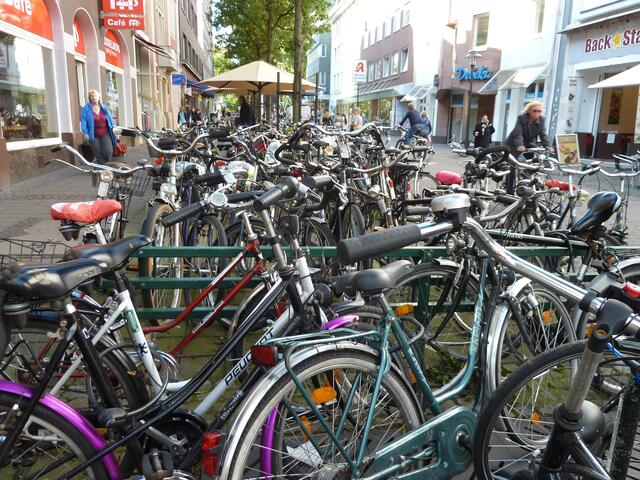 Ich glaube nicht das es in Holland eine Stadt gibt die soviele Fahrräder hat.