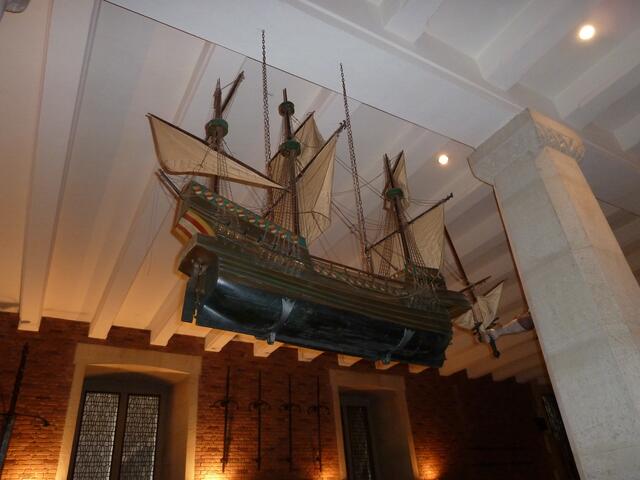 Ein Schiff im Rathaus erinnert daran,daß die Stadt eine Hansestadt war.