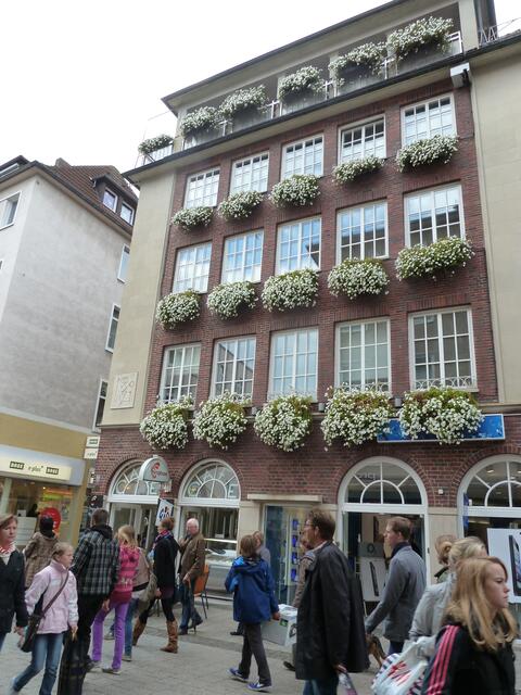 Es können auch mal weiße Blumen die Häuser schmücken.