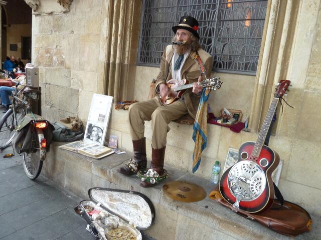 Ein vielseitiger Musikant,möchte eine Gabe.