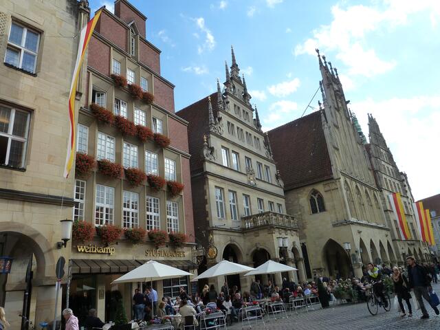 Häuserreihe mit Rathaus.