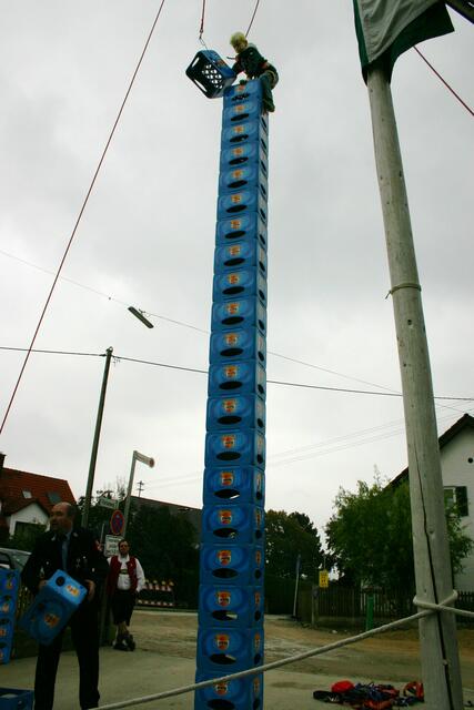 Cool und hochkonzentriert geht es immer höher, bis der Stapel bei 24 Kisten fällt