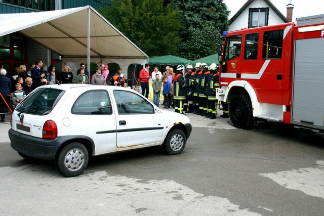 Vorbereitung für die Vorführung in "Technischer Hilfeleistung". Die Gruppe erhält den Einsatzbefehl.