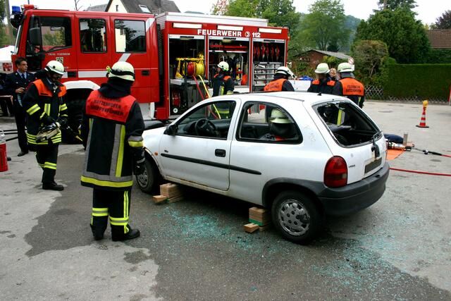 Das Fahrzeug steht bombenfest, die Scheiben wurden mittels Federkörner entfernt, nun kann es losgehen