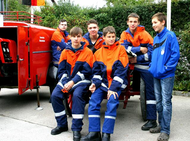 Aufmerksam verfolgt der Nachwuchs die Profiarbeit der "alten Hasen"