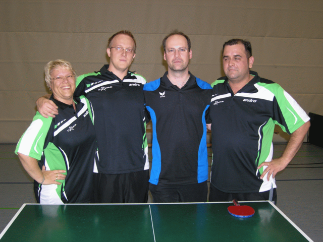 Die vierte Herrenmannschaft gewann 8:6 gegen DJK Göggingen IV (v.l.) Christel Vogt, Markus Weimer, Alexander Fürst. (Es fehlen Christoph Glas und Sebastian Engelhardt)