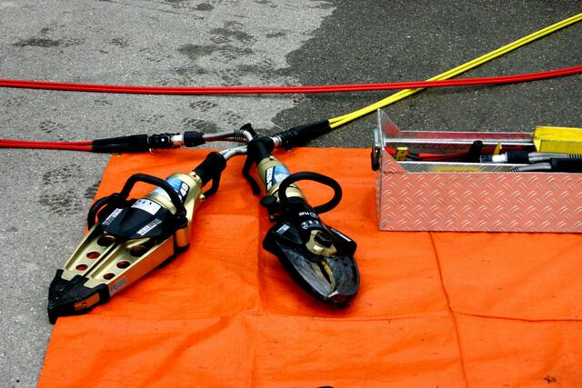 Neuer Rettungsspreitzer und Schere. Die Stadt Gersthofen sorgt gut für ihre Wehren.