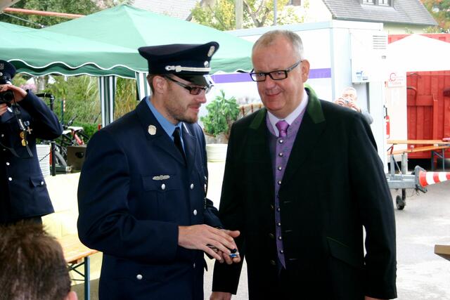 Übergabe des Fahrzeugschlüssels durch 1. Bgm. Jürgen Schantin an 1. Kdt. Sven Lorenz