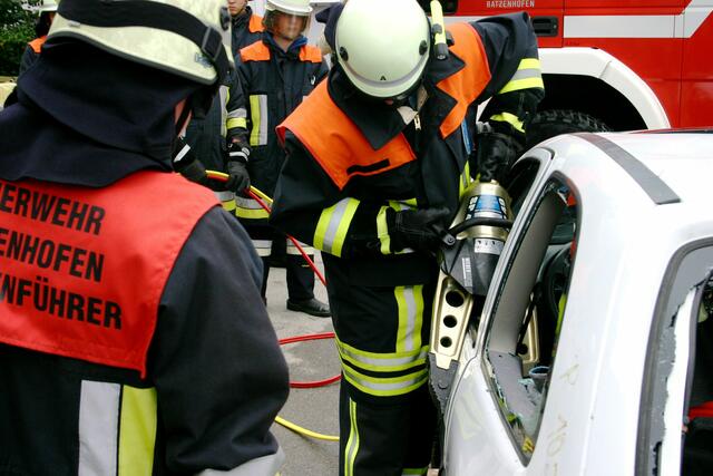 Zusammendrücken der Tür, um eine Spaltöffnung für das folgende Aufspreitzen zu erzeugen