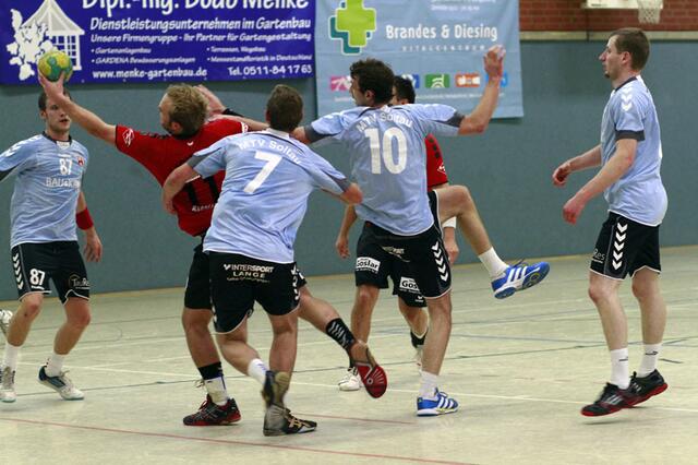 Fabian Kieslich, immer umklammert als Kreisspieler