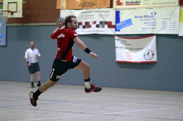 mit großen Schritten zum nächsten Punktspiel: Fabian Kieslich. Das Auswärtsspiel während der sogenannten englichen Woche gewannen die Lehrter Spieler souverän --- weiter so