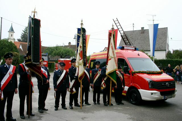 Die Fahnenabordnungen der FF Batzenhofen und der Nachbarwehren neben dem neuen Fahrzeug