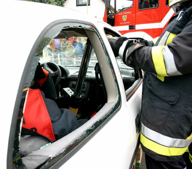 Nachdem A-, B- und C-Säule durchtrennt wurden, wird im Fahrzeuginneren eine Spreitzzylinder in Stellung gebracht