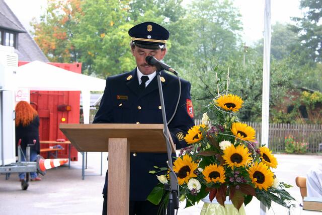 Selbstverständlich durfte auch ein Vertreter der Landkreisinspektion nicht fehlen: Kreisbrandinspektor Rainer Kuchenbauer freute sich mit der Batzenhofer Wehr über das "tolle Fahrzeug".