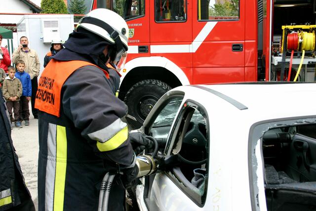 Die B-Säule wird durchtrennt, um das Dach anheben zu können