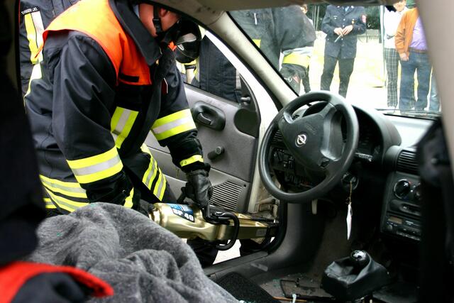 Nach der Türöffnung wird die Tür komplett entfernt, indem sie im Scharnierbereich weggespreitzt wird