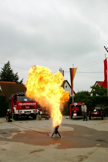 So sieht es in Ihrer Küche aus, wenn Sie brennendes Frittierfett mit Wasser zu löschen versuchen. Einfach Deckel drauf heißt die Devise!