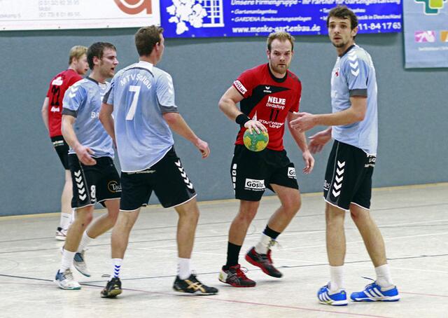 umringt von drei Gegenspieler: Fabian Kieslich