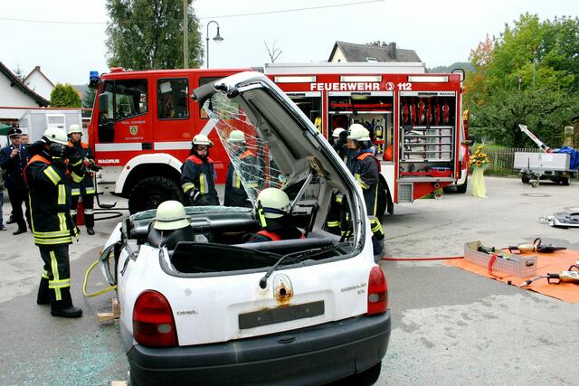 Dieser geballten Hydraulikkraft kann das Dach nicht standhalten und klappt zur Seite wie der Deckel einer Konservendose