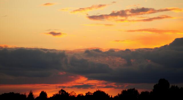 In den Farben des Herbstes endete auch dieser schöne Tag. Alles ist in diesen Tagen möglich...Regen,Sonne, Wolken,Sturm...