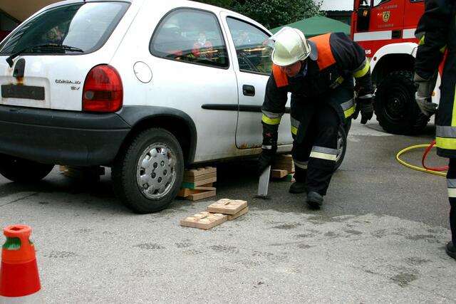 Erster Schritt zur Fahrzeugöffnung ist immer das Unterbauen und Sichern.