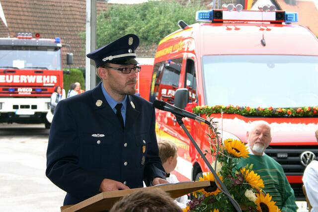 Kommandant Sven Lorenz bedankt sich für das neue Mehrzweckfahrzeug