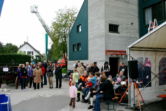 Interessierte Zuschauer bei der Löschübung der Jugend