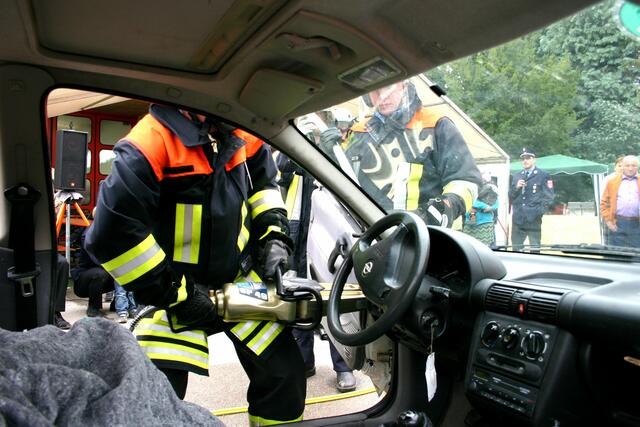 Das zweite Scharnier hält noch, aber nicht mehr lange ...