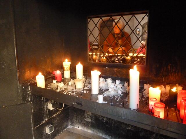 Viele Kerzen brennen hier in einer Nische,von wo man auch in die Kapelle sehen kann.