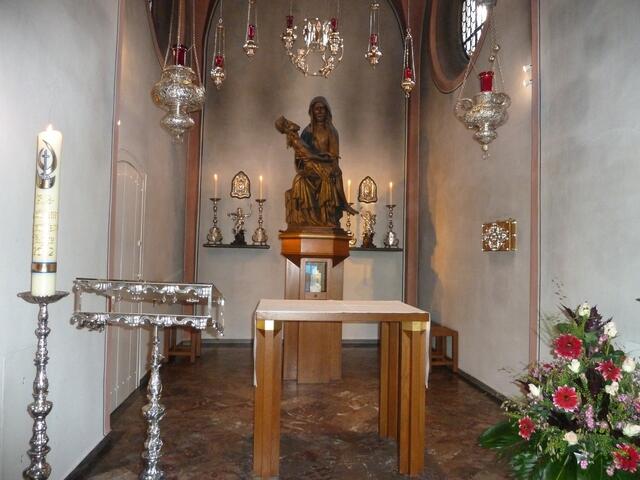 Die  Marienfigur zeigt eine "Schmerzhafte Mutter"