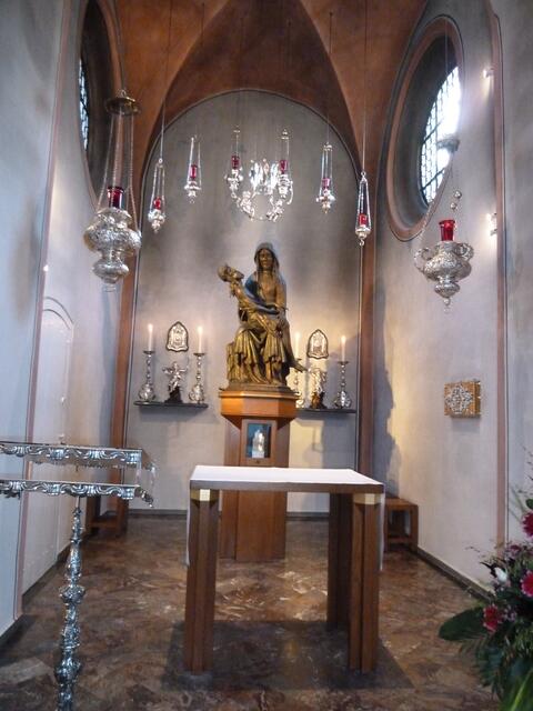 Die Figur besteht aus Pappelholz.