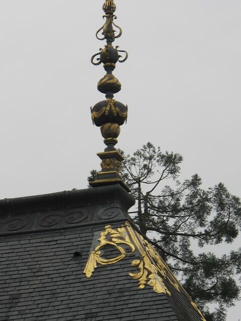 Vergoldete Schmuckelemente am Dach.
