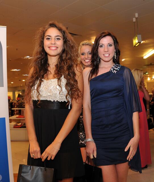 Wer wird die neue Miss Herbst 2012: Die Kandidatinnen treten zur Bekanntgabe der Siegerin an.