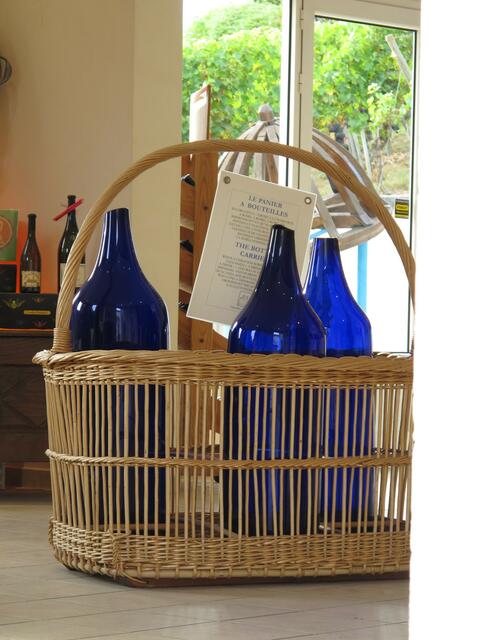 Außergewöhnliche Flaschen im Hofladen des Weingutes.