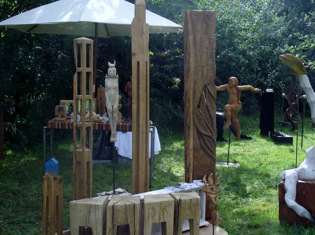 Holzskulpturen erfreuen die Besucher