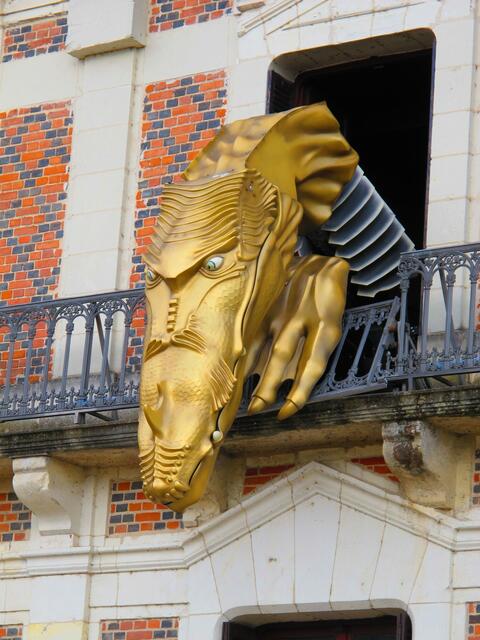 Gleich verzieht er sich wieder ins Haus,um nach einer halben Stunde wieder zu erscheinen.