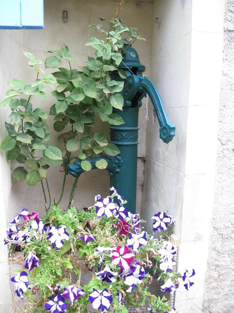 Eine alte Schwengelpumpe,heutzutage ein Schmuckelement.